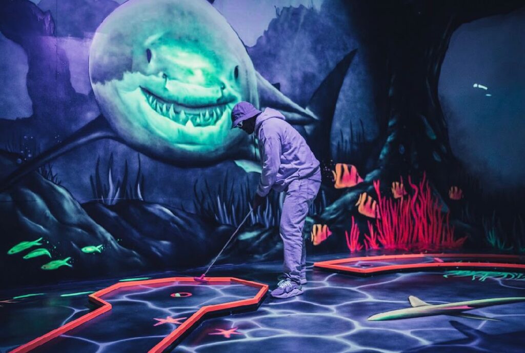 Firmenevent in Kiel mit 4D Schwarzlicht Minigolf